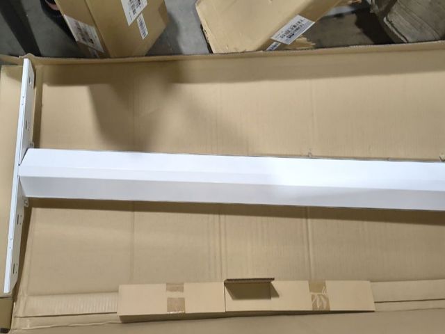 Lot 96-211828 - LED Linear High Bay Model hl438 G1 4K 320w 4000k
New