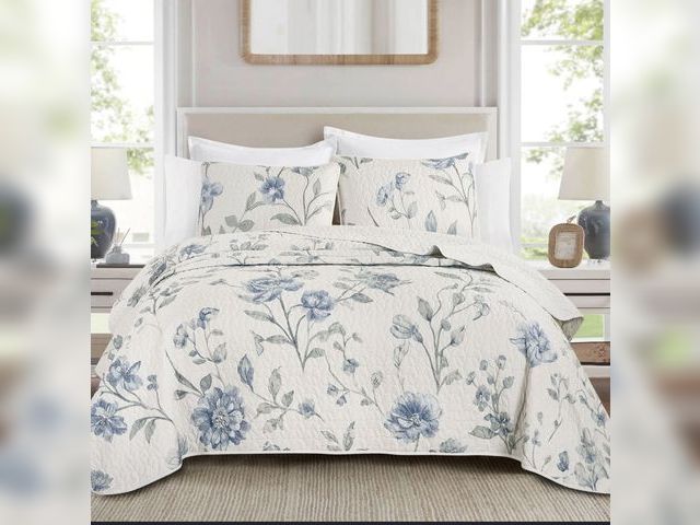 Lot 96-233147 - MarCielo 3 Piece Lightweight Quilt Bedspread Set Reversible Floral Quilt  unused open box