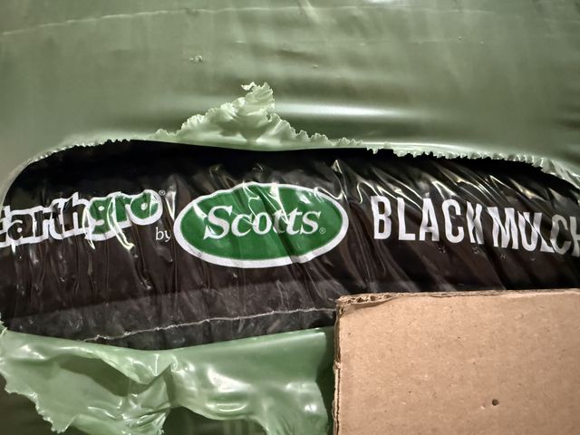 Lot 96-189217 - Earthgro
1.5 cu. ft. Black Wood Shredded Bagged Mulch
New