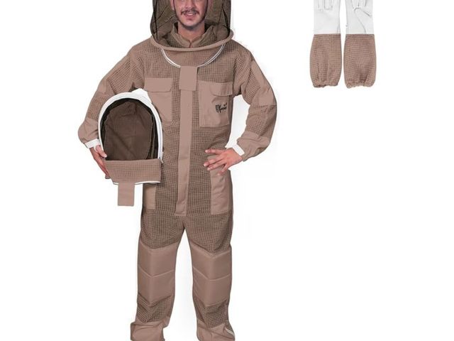 Lot 96-189910 - 3-Layer Ultra Ventilated Bee Suit for Men &amp; Women – Premium Beekeeping Suit with Bee Gloves &amp...