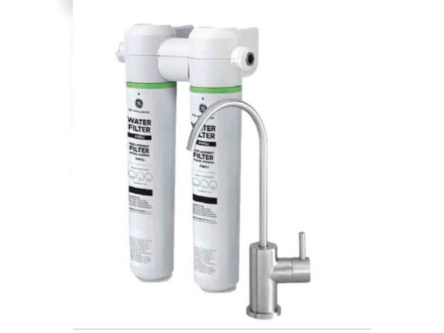 Lot 96-221867 - GE Under Sink Dual Stage Water Filtration System with Faucet MSRP $129