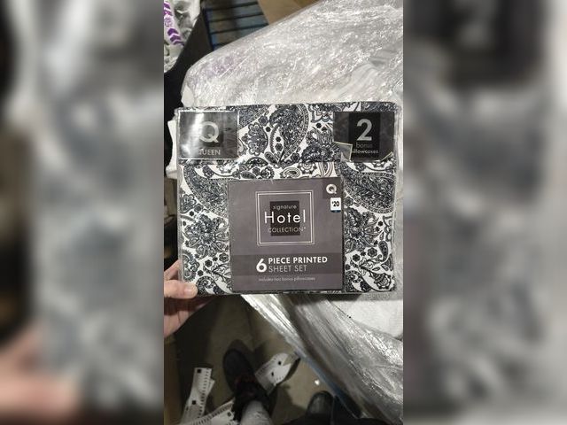 Lot 96-200196 - Signature Hotel Collection 6 Piece Printed Sheet Set, 2 bonus pillows included 
Queen Size 
New