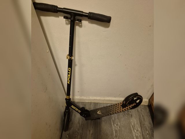 Lot 96-180264 - Apollo Phantom Pro Scooter, Gold
Exact Model May vary 
New