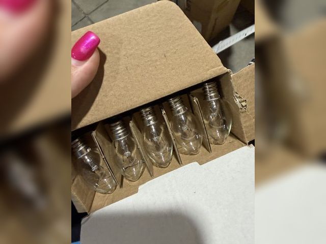 Lot 96-230443 - 7 Watt, C7 Night Light Bulb, Longer Life 130 Volt, Clear, E12 Candelabra Base, Candle Lamp Replaceme...