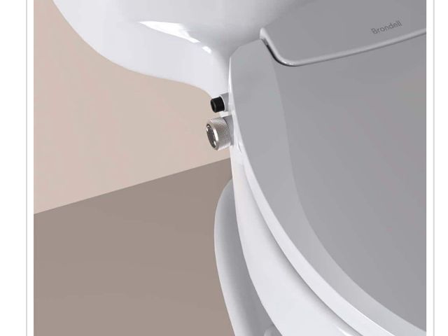 Lot 96-166678 - Brondell Swash Ecoseat Non-Electric Bidet Seat for Elongated Toilet in White New