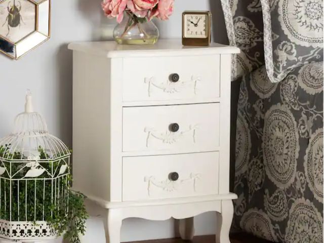 Lot 96-222291 - Callen 3-Drawer White Nightstand 27.5 in. H x 18.9 in. W x 13.7 in. D
New 
Msrp $166.38