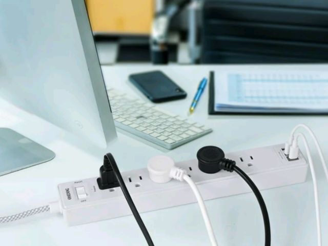 Lot 96-230718 - Surge Protector Power Strip - 6 Outlets and 3 USB Charging Ports (1 USB-C), 6ft Braided Extension Co...