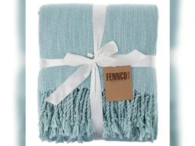 Lot 96-173682 - Throw Blanket

New.