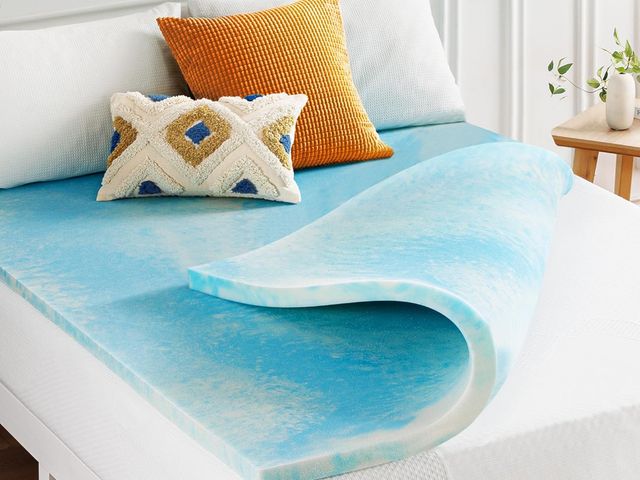 Lot 96-190312 - Memory gel foam pad for mattress size unknown appears unused