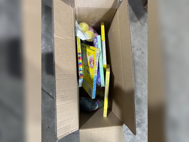 Lot 96-176132 - Mixed Box of Easter Items

New