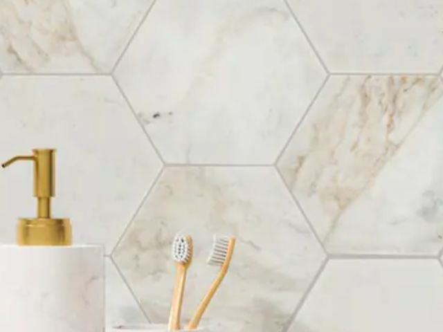 Lot 96-190225 - MSI Arabescato Venato 8 in. x 9 in. Hexagon Honed Marble Wall Tile (2.22 sq. ft./Case) unused, some ...