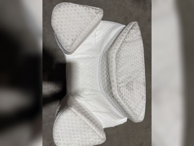Lot 96-187243 - Appears to be a ergonomic memory foam cervical orthopedic pillow
Used
