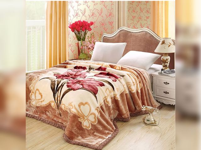 Lot 96-181642 - LGYKUMEG Korean Mink Blanket 59"×79", Silky Soft and Warm - 2 Ply Reversible Raschel Throw Blanket 4...