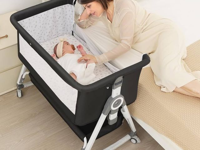 Lot 96-160463 - 4-in-1 Baby Bassinet Bedside Sleeper for Newborns - Baby Rocking with 6 Adjustable Heights and 360° ...