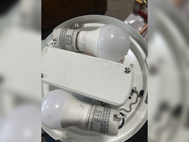 Lot 96-163159 - Ceiling Light with bulbs 

Used .
