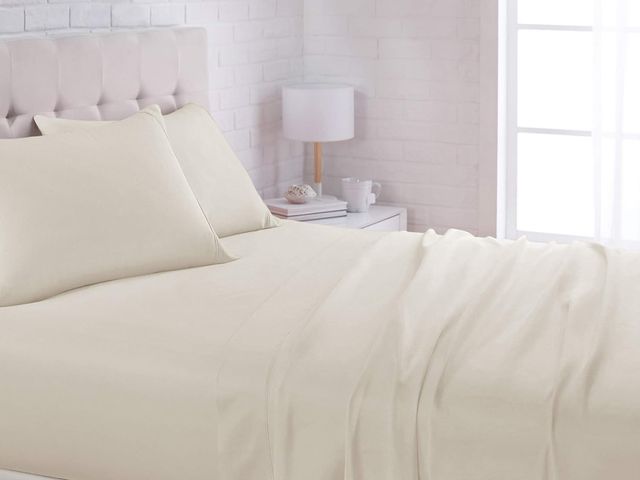 Lot 96-212237 - Amazon Basics Lightweight Super Soft Breathable Brushed Microfiber 4 Piece Bed Sheet Set with 14-Inc...