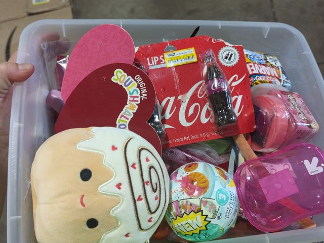 Lot 96-166300 - Mixed box of small toys and beauty New