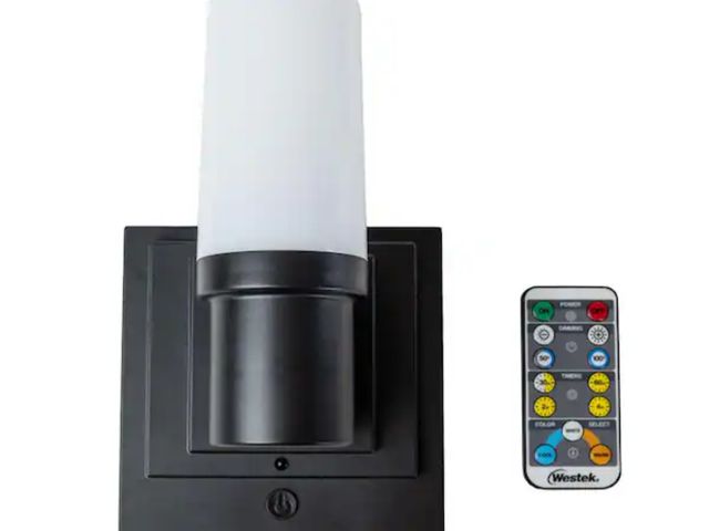 Lot 96-227872 - Westek
5 in. 1-Light Matte Black Integrated LED Modern Vanity Sconce Light with Remote (1-Pack)
New