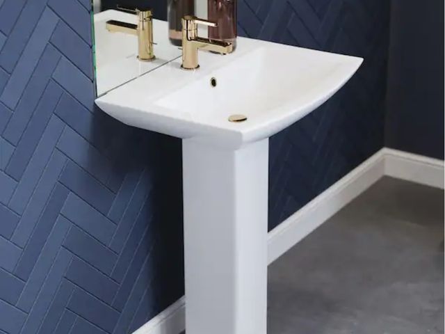 Lot 96-166711 - Swiss Madison
Sublime Pedestal Bathroom Ceramic Vessel Sink Round Single Faucet Hole in White
New
Ms...