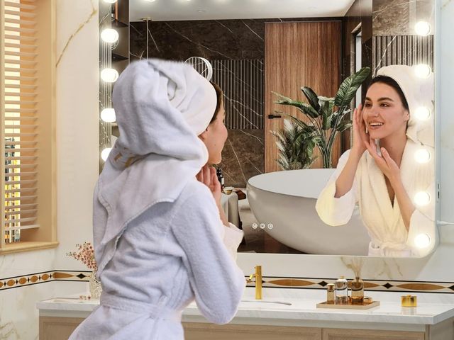 Lot 96-183801 - Hasipu Vanity Mirror with Lights, 40" x 29" Hollywood Mirror, Makeup Mirror with 21 Dimmable Bulbs a...