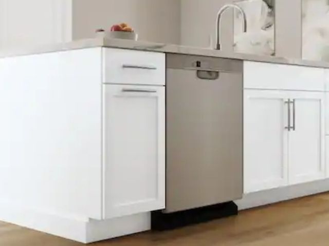 Lot 96-163343 - Hampton Bay
Courtland 18 in. W x 24 in. D x 34.5 in. H Assembled Shaker Base Kitchen Cabinet in Pola...