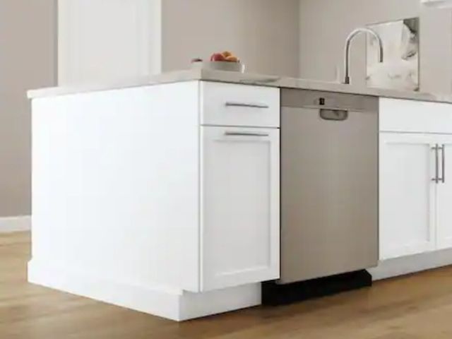 Lot 96-162693 - Hampton Bay
Courtland 24 in. W x 24 in. D x 34.5 in. H Assembled Shaker Base Kitchen Cabinet in Pola...