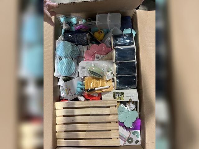 Lot 96-166322 - Mixed box of miscellaneous target items all appear new