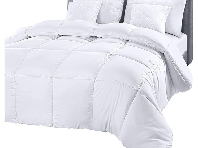 Lot 96-165304 - Bedding Comforter Duvet Insert, Quilted Comforter with Corner Tabs, Box Stitched Down Alternative Co...