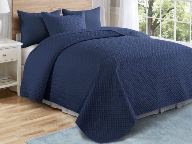 Lot 96-230682 - VCCOEM Quilt Set King Size Lightweight Bedspreads, All Season Coverlet, 3 Piece (1 Quilt, 2 Pillow S...