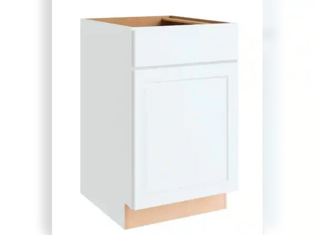 Lot 96-212113 - Hampton Bay
Courtland 21 in. W x 24 in. D x 34.5 in. H Assembled Shaker Base Kitchen Cabinet in Pola...