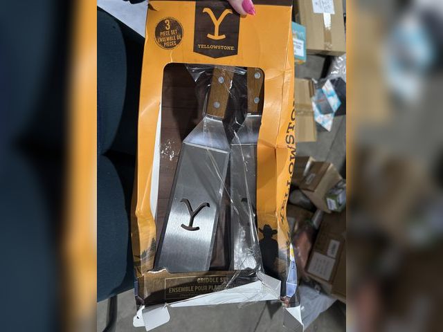 Lot 96-191328 - Yellowstone Griddle Set 
missing 1 piece 
unused open box