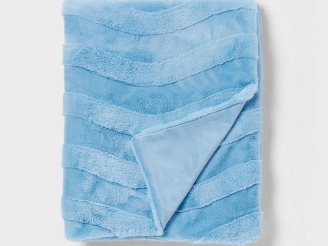 Lot 96-164686 - Blue Wave Kids' Plush Throw Blanket - Pillowfort™
New, no packaging