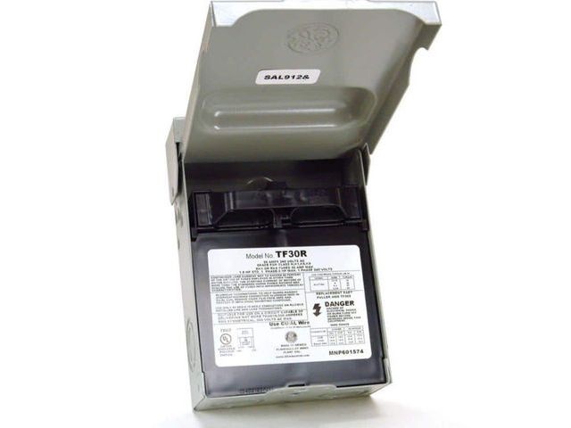 Lot 96-173491 - GE 30-Amp 120/240-Volt Fused AC Disconnect

New