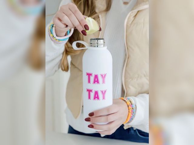 Lot 96-197752 - Box of 21 Tay Tay 500ml insulanted stainless steel water bottles (Snow Drift White) New