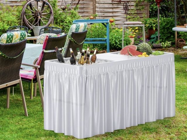 Lot 96-197847 - Giantex 5 FT Folding Ice Table with Double Sinks and Drains MSRP $149.99 New