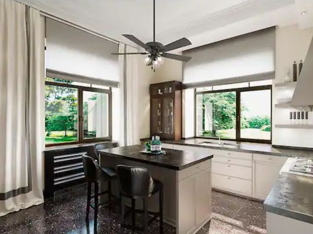 Lot 96-189129 - Hunter
Crestfield 52 in. LED Indoor Noble Bronze Ceiling Fan with 3-Light Kit
New 
Msrp $239.99