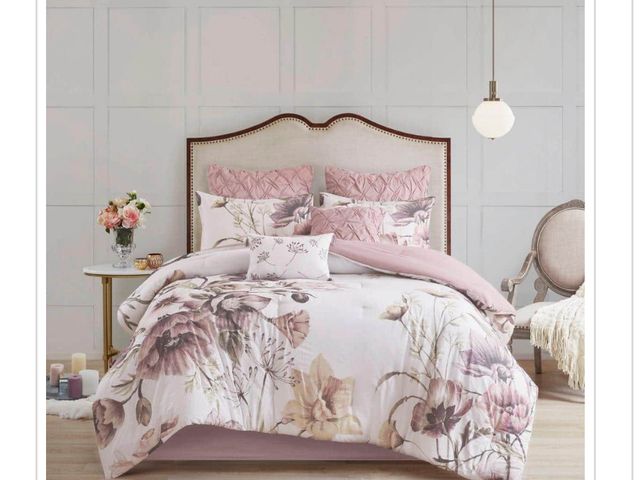 Lot 96-159845 - Madison Park Gisele 8-Piece Blush Queen Cotton Printed Comforter MSRP $156.61 New