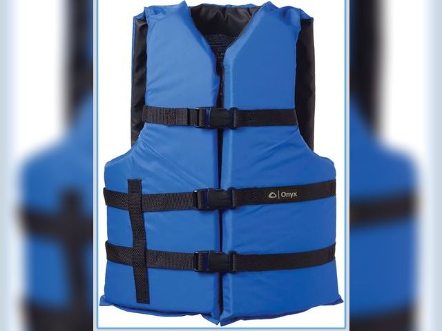 Lot 96-173538 - ONYX General Purpose Coast Guard Approved Boating Life Jacket
New