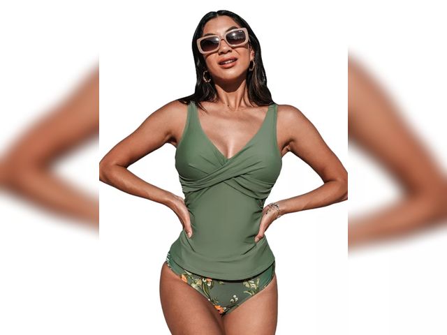 Lot 96-177718 - Women's Cupshe Ruched Tankini Top &amp; Tropical Mid-Rise Bottoms Swimsuit Set
New
Size XL