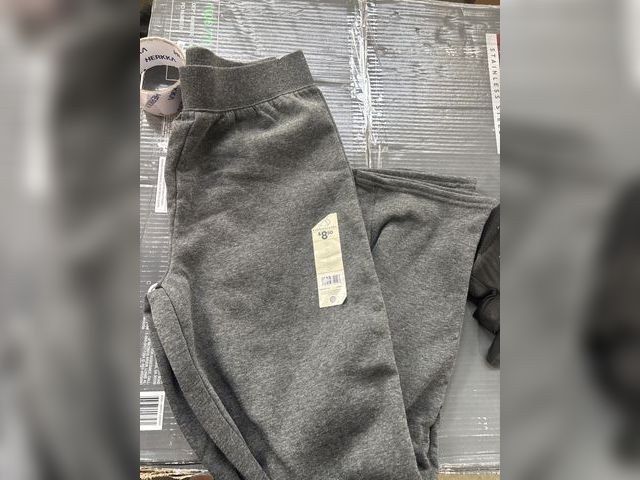 Lot 96-164438 - Grey sweat pants size S