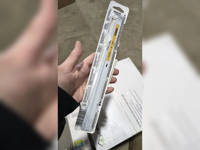 Lot 96-211699 - DEWALT
10 in. 18, 24 and 32-TPI Bi-Metal Hacksaw Blade (3-Pack)
Open box 
Unused