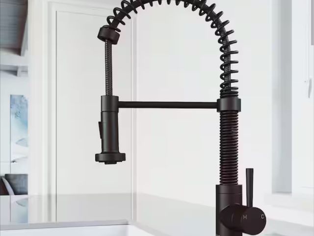 Lot 96-162322 - VIGO Edison Single Handle Pull-Down Sprayer Kitchen Faucet in Matte Black New MSRP $226