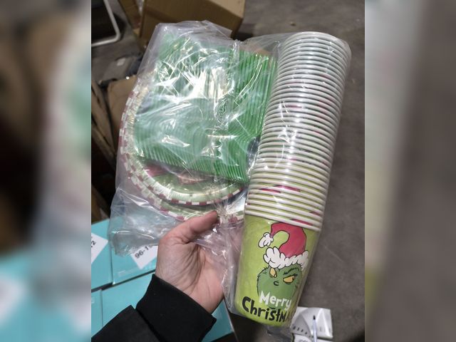 Lot 96-194923 - Pack of 4 Teanmligh 88 Pcs disposable Christmas cartoon paper cups for holiday party supplies
New