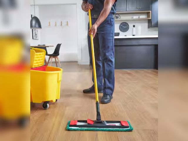 Lot 96-173776 - Rubbermaid Commercial Products 
Microfiber Adaptable Flat Mop used, tool only, no mop heads included...