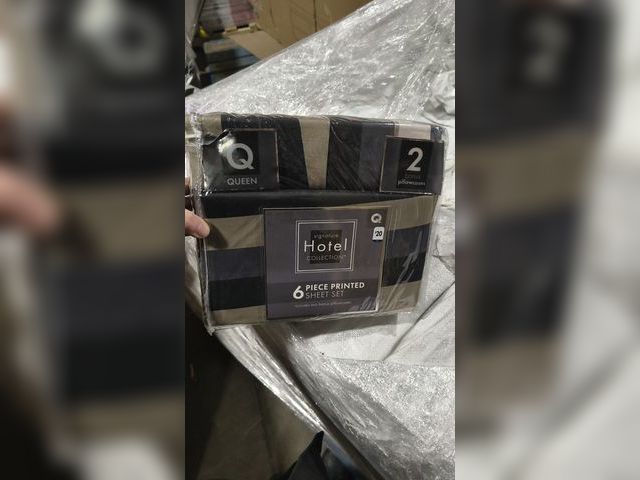 Lot 96-200301 - Signature Hotel Collection 6 Piece Printed Sheet Set, 2 bonus pillows included 
Queen Size 
New