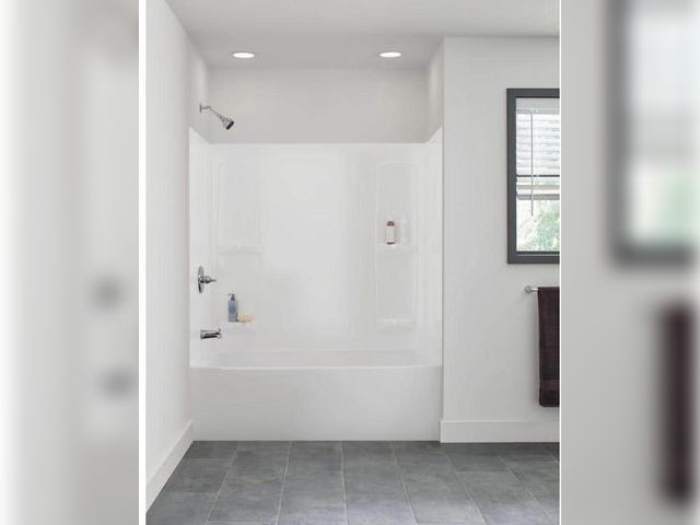 Lot 96-171853 - Delta Pro-Series 60 in. W x 57 in. H Five Piece Glue Up Bathtub Surrounds in High Gloss White MSRP $...