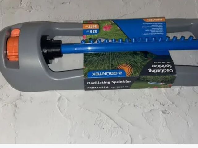 Lot 96-181633 - GRÜNTEK Oscillating Lawn Sprinkler for Yard &amp; Garden – Covers up to 3617 Sq Ft, 16 Nozzles, Univ...