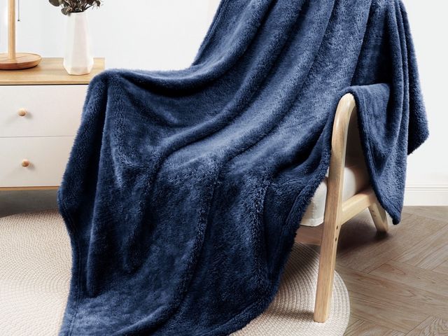 Lot 96-230445 - Whale flotilla bed blanket blue size queen New
