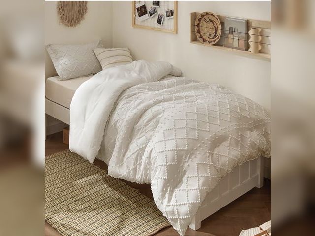 Lot 96-230597 - Bedsure Twin XL Comforter Set - Beige Comforter, Boho Tufted Distressed Vintage Bedding for Kids, 2 ...