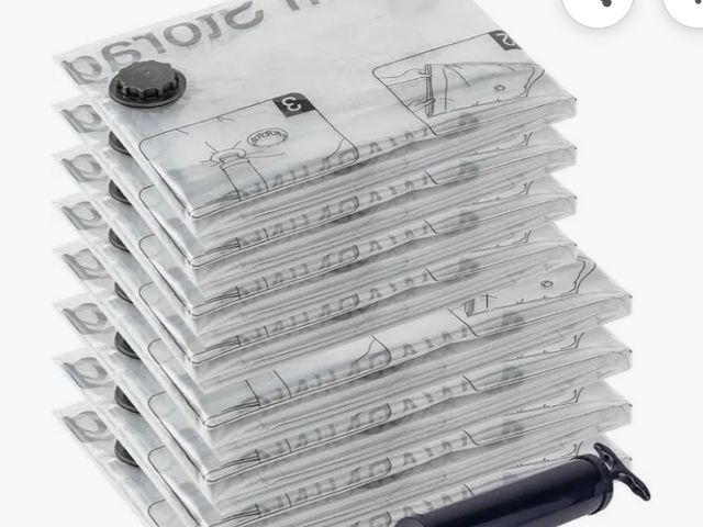 Lot 96-181645 - Suoco Vacuum Storage Bags 8 Pack
4 jumbo 39.5"x27.5"
4 XLarge 32"x24" with hand pump 
New